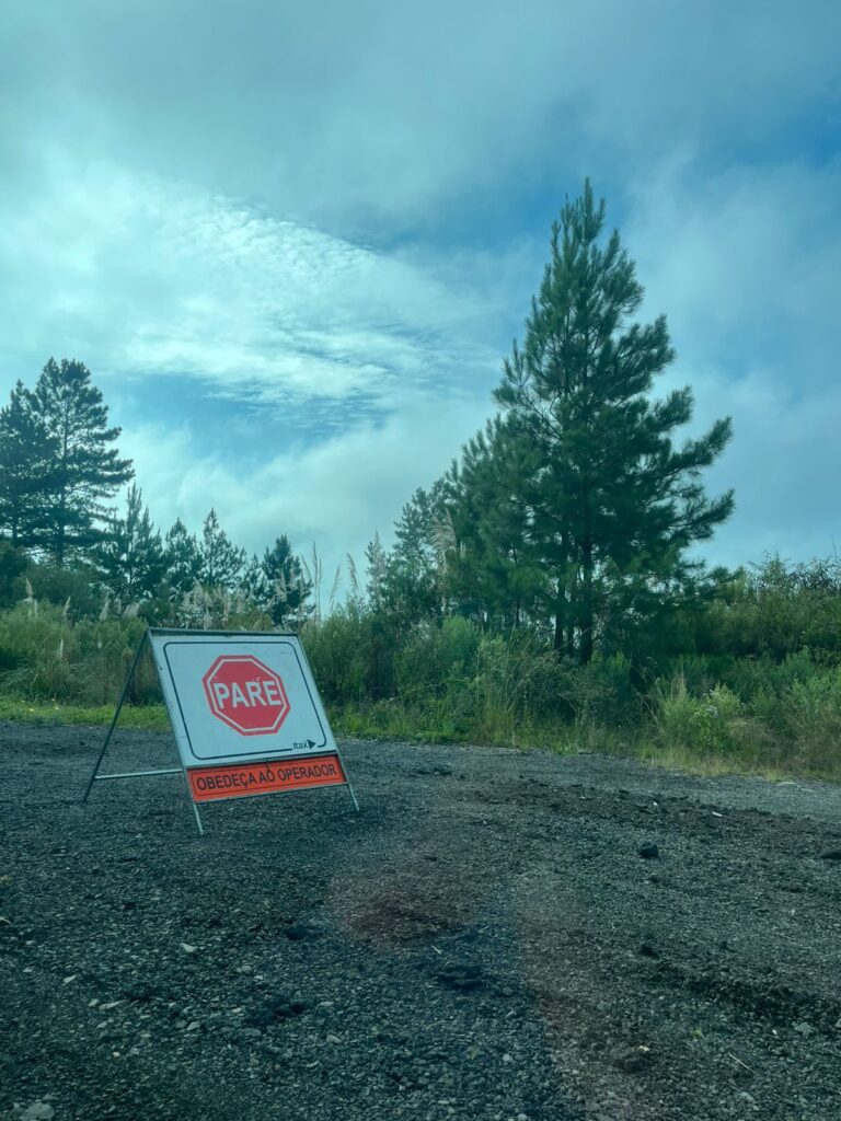 Obras na estrada entre Bituruna e Faxinal do Céu têm sistema Pare e Siga
