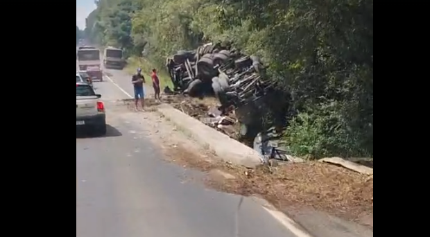 Carreta sai da pista na BR-280