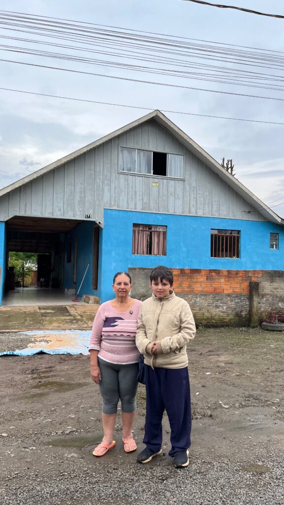 Dona Olinda adapta a casa e a vida para enfrentar o rio Iguaçu