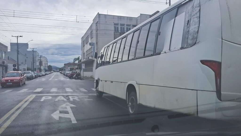 Estacionamento de veículos pesados gera debate sobre regras e fiscalização