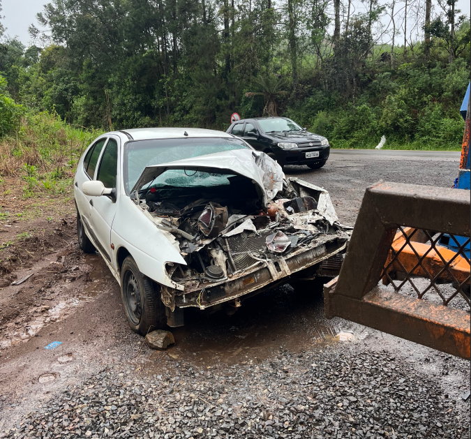 Colisão entre carro e caminhão de coleta de lixo deixa motorista ferido na PR-44