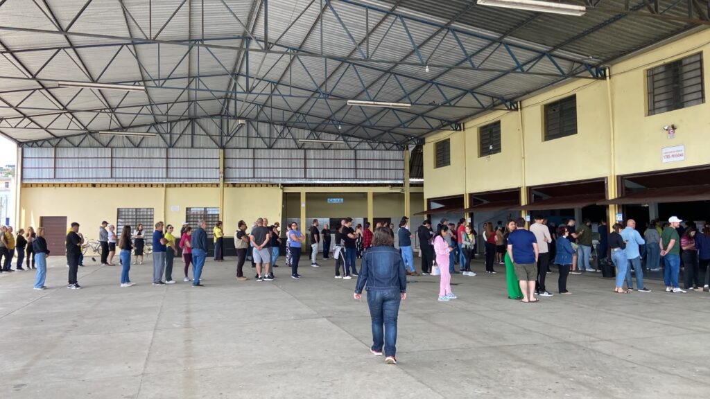 Votação pode continuar após as 17h para quem já estiver na fila