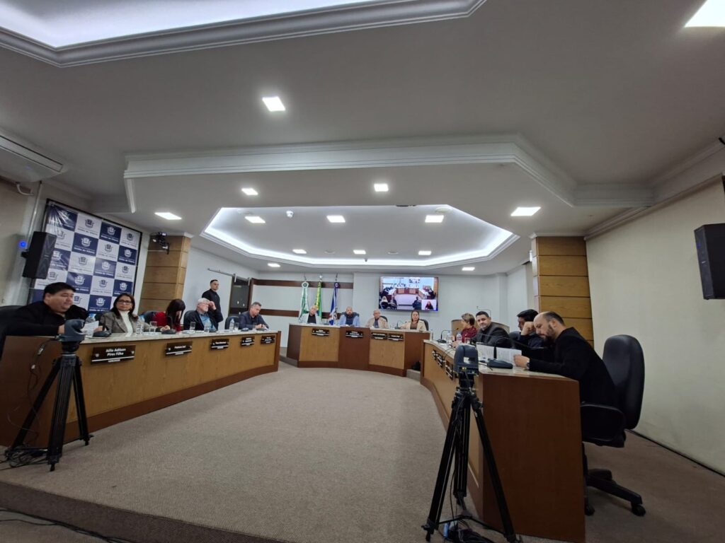 Infraestrutura, saneamento e salários dominam sessão da Câmara