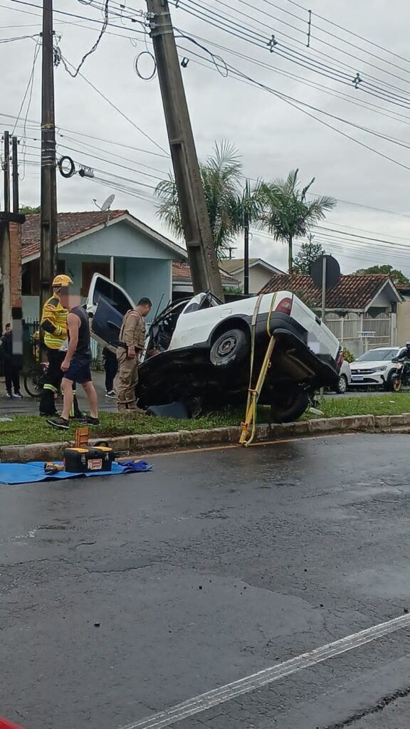 ATUALIZAÇÃO: Motorista de 29 anos fica inconsciente após bater em poste